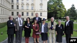 Чехия. Диссидентал: Александр Димитров, Павел Литвинов (Россия), Франциско Гросцер (Германия), Агнес Хеллер (Венгрия), Тереза Ордыловска (Польша), Бернд Эйзенфельд (Германия) ва Наталья Горбаневская (Россия).