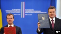 Віктор Янукович і Дмитро Медведєв під час зустрічі у Києві, 17 травня 2010 року