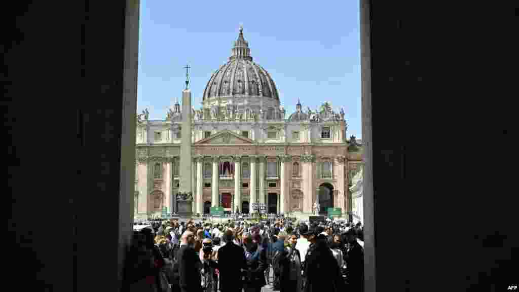 Ubrzo nakon što se pročula vijest o papinoj smrti, vjernici, turisti i predstavnici medija su počeli da se okupljaju ispred Bazilike Svetog Petra.