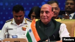 د هند دفاع وزیر راج نات سېنګ د اسیان غونډې ته وینا کوي - د اکتوبر ۳۱مې انځور 