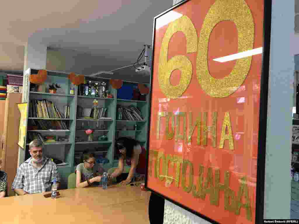 Ona nije jedina koja uči i sprema različite odevne predmete, a svi su talentovani, kaže Ljiljana. U boravku ovog šezdeset godina starog novosadskog udruženja, ima mesta i za pehare i diplome, pokazuje nam kroz šetnju Katarina Vukelić, predsednica Udruženja.  