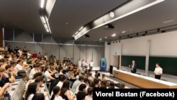 Rectorul Universității Tehnice, Viorel Bostan, și ministrul Educației, Dan Perciun, suspendat din funcție – ambii candidați pe listele PAS – au participat pe 6 septembrie la o întâlnire electorală cu studenții și profesorii instituției.