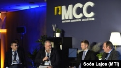 Kovács Tibor (balról a második), a Ringier Hungary ügyvezetője részt vesz egy nemzetközi média konferencián Budapesten 2023. január 25-én.