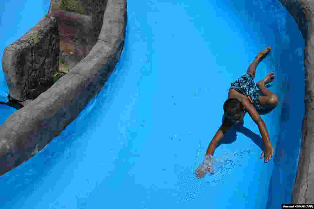 Dy djalosh ka zgjedhur që të freskohet në një pishinë në Shtime.