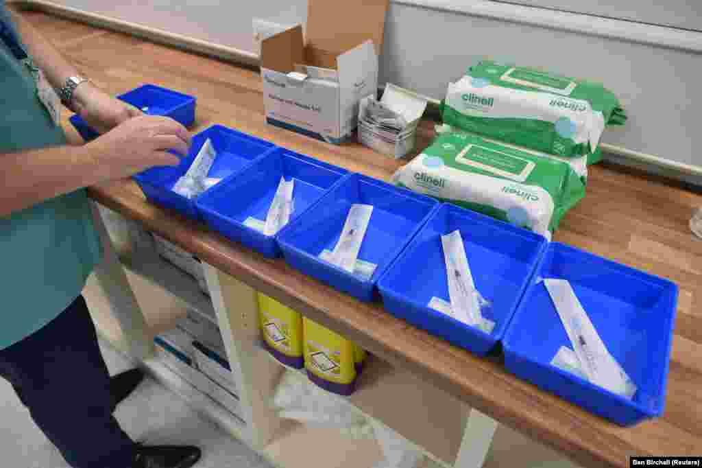 Medicinska sestra priprema vakcine za ubrizgavanje, u centru za vakcinaciju, prvog dana najvećeg programa imunizacije u britanskoj istoriji, u Cardiffu, Wales, 8. decembra 2020.