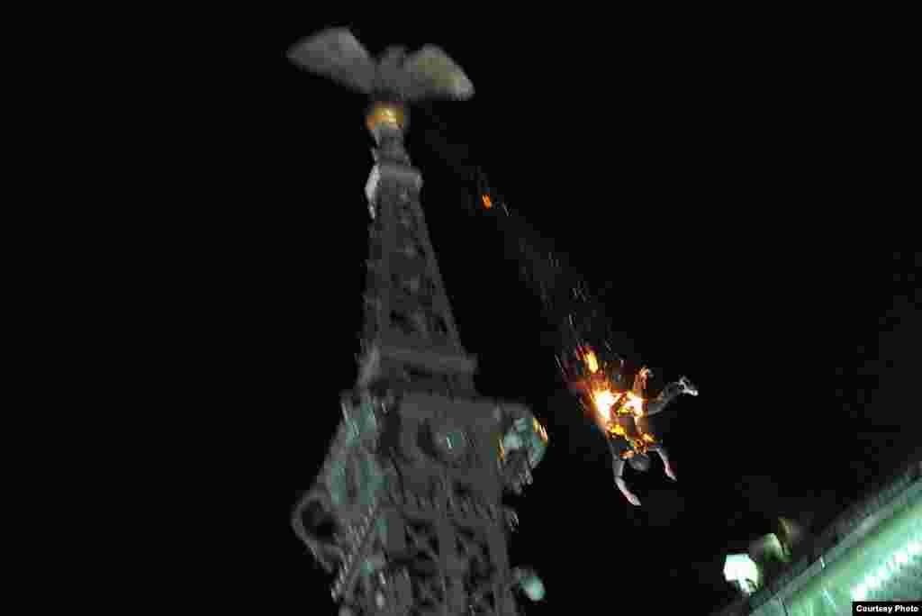 1-е место / Горячие новости / одиночные фотографии Петер Лакатос, Венгрия, MTI Прыжок самоубийцы, Будапешт, Венгрия, 22 мая 2010.