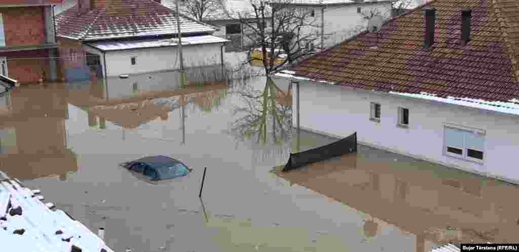 Në Komunën e Vushtrrisë, autoritetet lokale njoftuan se për shkak të vërshimeve, banorët janë evakuuar nga shtëpitë e tyre. 