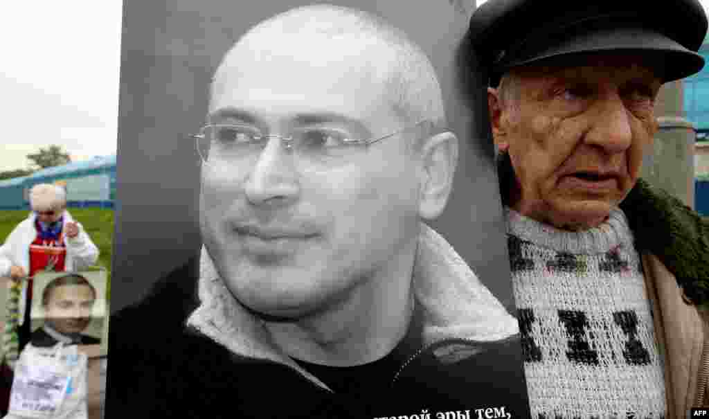 Акция в поддержку Михаила Ходорковского у зала суда, май 2011 года