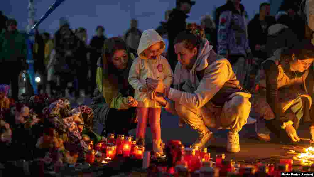 U Srbiji je danas Dan žalosti, dok je u Novom Sadu proglašena trodnevna žalost. Zastave na zvaničnim institucijama su spuštene na pola koplja. 