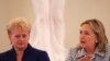 Держсекретар США Гілларі Клінтон (праворуч) та президент Литви Даля Ґрібаускайте під час міжнародній конференції «Жінки зміцнюють демократію: передовий досвід» у Вільнюсі, 30 червня 2011 року