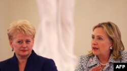 Держсекретар США Гілларі Клінтон (праворуч) та президент Литви Даля Ґрібаускайте під час міжнародній конференції «Жінки зміцнюють демократію: передовий досвід» у Вільнюсі, 30 червня 2011 року