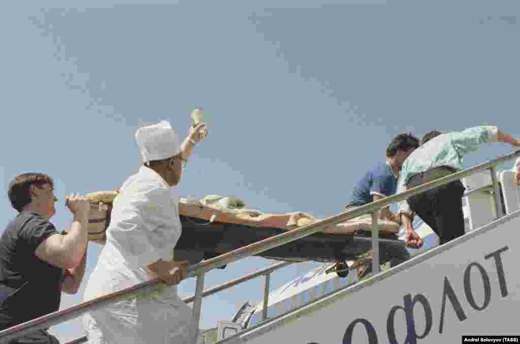 Раненых перевозят из Уфы в Москву. 