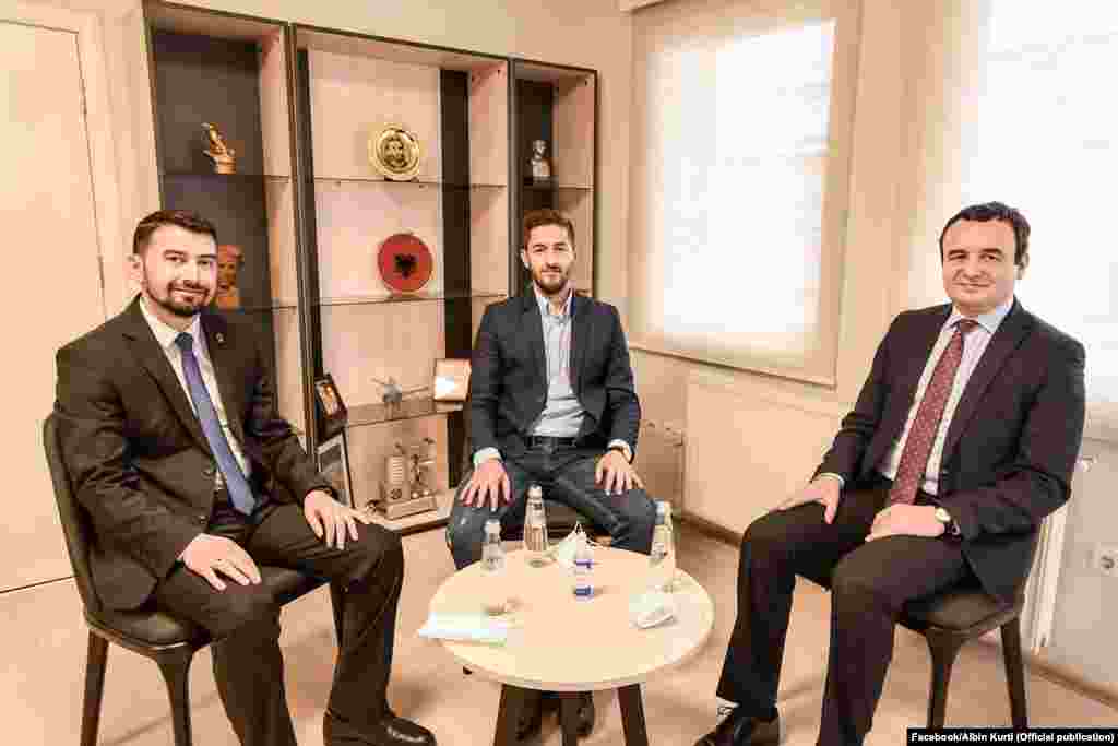 Na Facebook profilu Albina Kurtija (Aljbin) i Pokreta Samoopredeljenje poslednjih nedelja nije viđena fotografija sa skupova sa mnogo ljudi. Prošlo je nekoliko nedelja otkako je kandidat za premijera Kurti objavio ovakve fotografije sa dve ili tri osobe. (Priština, 26. januar)