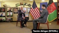 په افغانستان کې د ازادي راډیو رئیس سمېعالله مهدي د افغانستان د سولې لپاره د امریکا له ځانګړي استازي زلمي خلیلزاد سره د یوې ځانګړې مرکې پر مهال