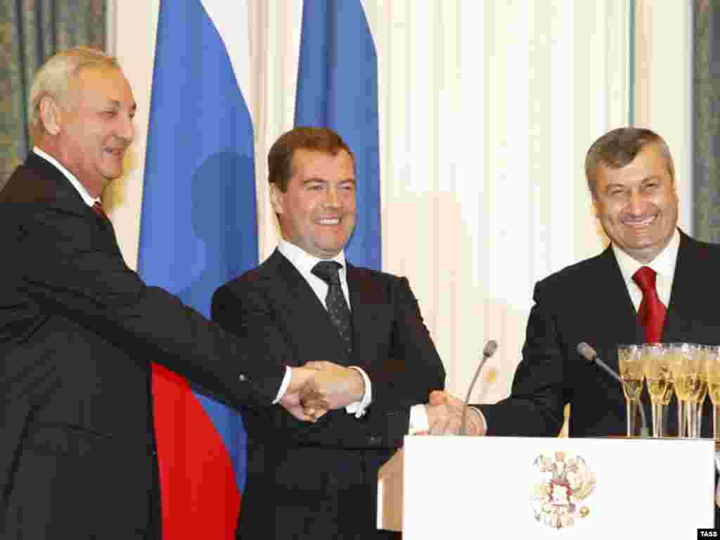Ruski predsjednik Dmitrij Medvedev (u sredini) rukuje se s čelnicima Južne Osetije i Abhazije Eduardom Kokoityjem (desno) i Sergejem Bagapshom u Moskvi, septembar 2008. godine. Rusija je 26. avgusta 2008. priznala dvije regije kao nezavisne države. Moskva je održala trupe u obje regije, koje je samo nekoliko drugih zemalja, uključujući Siriju, 2018. priznalo kao nezavisne.