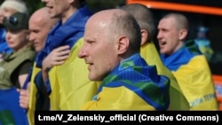 Группа освобождённых из плена украинцев