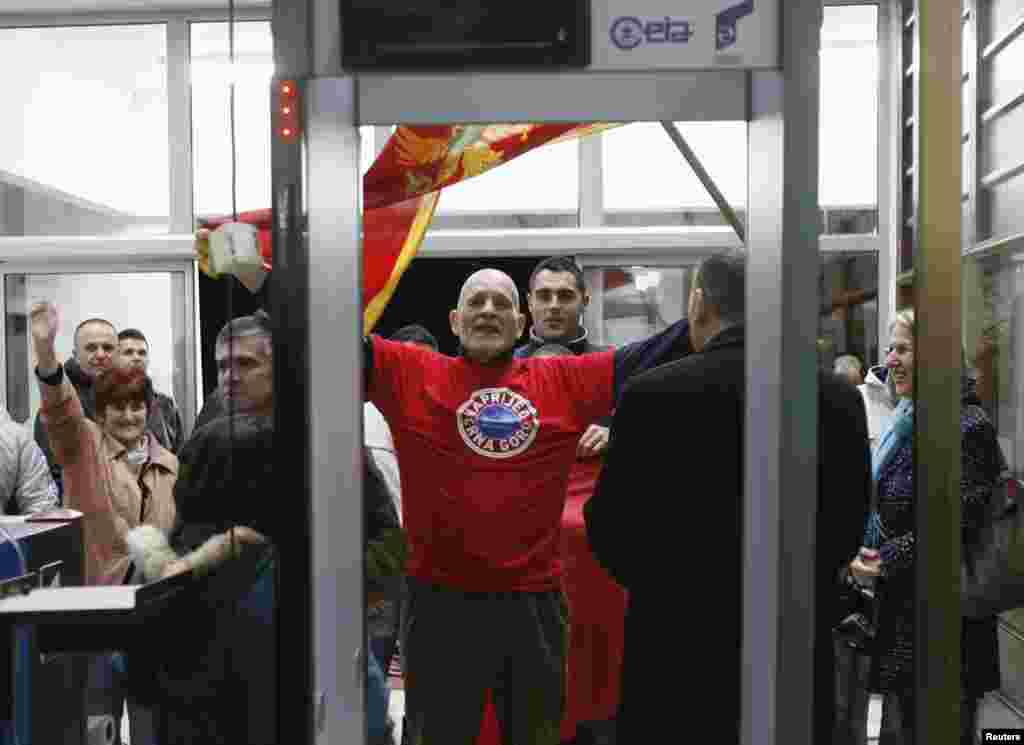 Pristalice Filipa Vujanovića takođe proslavljaju pobjedu, Podgorica, 7. april 2013.