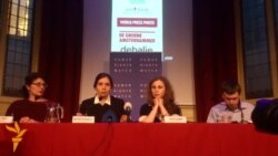 Надежда Толоконникова и Мария Алехина после встречи с министром иностранных дел Нидерландов Надежда Толоконникова и Мария Алехина после встречи с министром иностранных дел Нидерландов