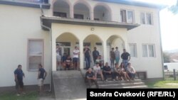 Kako tvrde meštani Vrbovca u protestu, u kosovskim i srpskim institucijama se zapošljavaju ljudi koji žive u Srbiji, a ne na Kosovu i da ima i onih koji primaju duple plate dok “za običan narod nema zaposlenja”, Vitina, 6. avgust 2021.