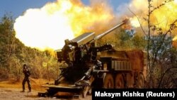 Українські військові 44-ї окремої артилерійської бригади ЗСУ ведуть вогонь по позиціях армії РФ із гаубиці 2С22 «Богдана». Запорізька область, 20 серпня 2025 року