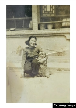 13 წლის მალი ყვითელ პეკინესთან ერთად