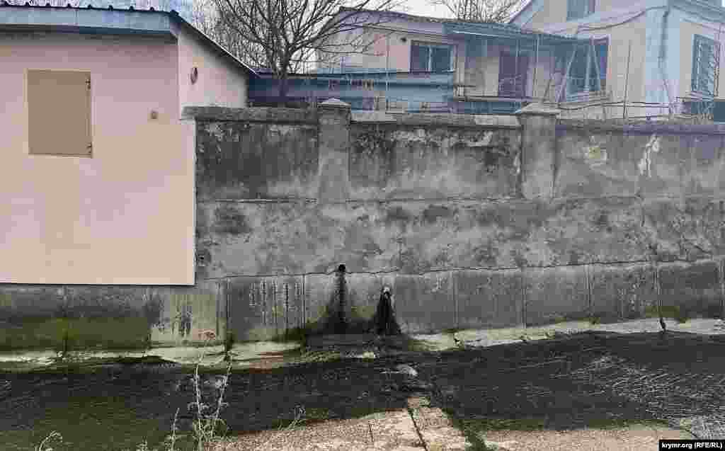 Хозяева некоторых домовладений на его берегу наполняют водоток своими бытовыми водосливами. Это порой отражается на «ароматах» реки Салгир, которая питается водотоком по подземному трубопроводу под автодорогой на улице Воровского