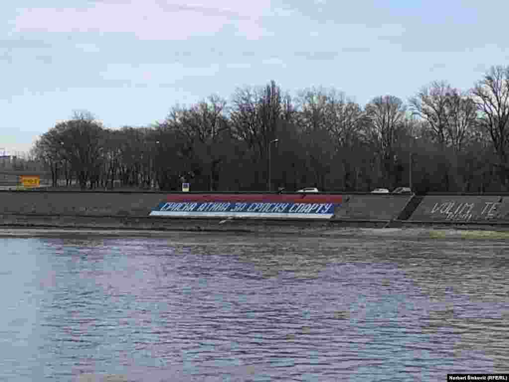 "Srpska Atina za Srpsku Spartu": Trobojka u Novom Sadu