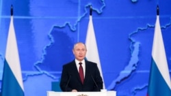 Владимир Путин выступает перед депутатами обеих палат парламента