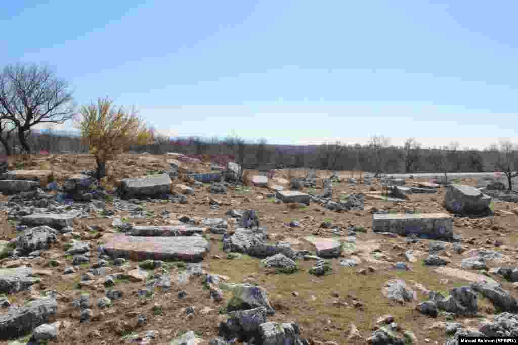 Autori knjiga o stećcima uglavnom nisu obilazili lokalitet Podveležja. 347 registriranih stećaka s Podveležja u literaturi nisu ušli u sumu od oko 60 hiljada stećaka u današnjim granicama Bosne i Hercegovine, govori doc. dr. Adis Zilić, profesor srednjovjekovne historije na Fakultetu humanističkih nauka Univerziteta “Džemal Bijedić”, autor knjige “Stećci Podveležja” iz 2016. godine.