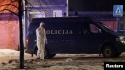 Криміналіст поліції розмовляє по телефону на вулиці поблизу місця події, де озброєний чоловік відкрив стрілянину в ресторані у Цетінє, Чорногорія, 1 січня 2025 року