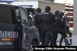 Alexandru Balan, fost director adjunct al Serviciului de Informații și Securitate (SIS) din Republica Moldova, este adus de către jandarmi la sediul central al DIICOT din București, 9 septembrie 2025.