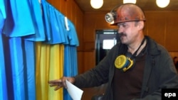 Під час голосування на одній з виборчих дільниць в Донецьку