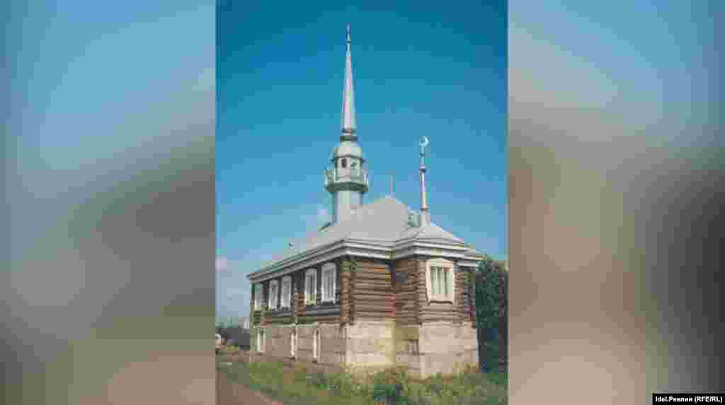 Мечеть "Раджаб". Вторая мечеть Белозерья, построена в 1994 году. Обязанности имама исполнял Кадиев Абдулхак, сейчас здесь председатель организации – Абдрашитов Абдулхай, имам – Абдрашитов Ринат Раисович. Относится к Совету муфтиев России.