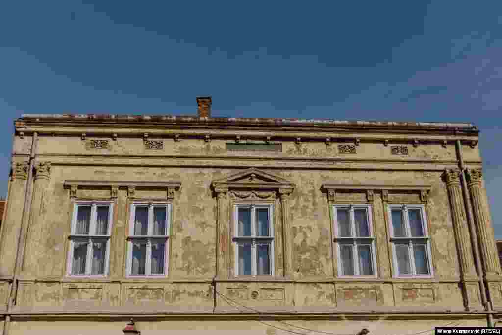 Ulična fasada projektovana je u duhu poznatog klasicizma, dok je dvorišna fasada urađena na tradicionalistički način. Posebna vrednost prizemnog dela objekta je u tome što je stolarija ostala neizmenjena.