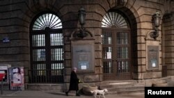 Odluka Vlade Srbije još jednom otvorila pitanje odnosa prema medijima. Ulaz u zgradu Vlade Srbije u centru Beograda, u danima nakon proglašenja pandemije. Zabeleženo 23. marta 2020.