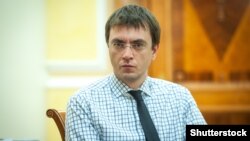 Зранку 12 червня колишній міністр Володимир Омелян повідомив, що в арендований ним будинок прийшли з обшуками представники ДБР