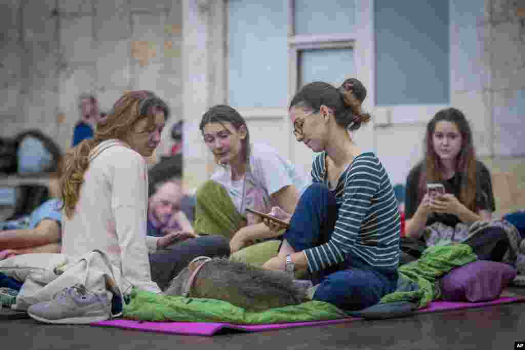 Ljudi se skrivaju u stanici kijevskog metroa tokom ruskog raketnog napada na glavni grad Ukrajine.