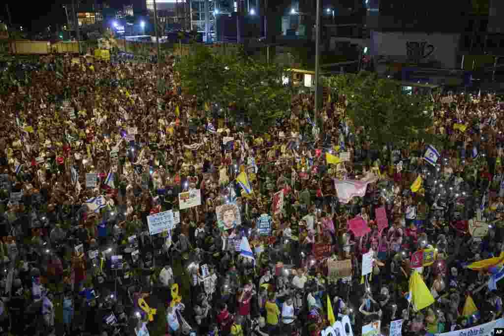 Ljudi učestvuju u protestu zahtijevajući kraj rata i trenutno oslobađanje talaca, u Tel Avivu, Izrael, 23. avgusta 2025.