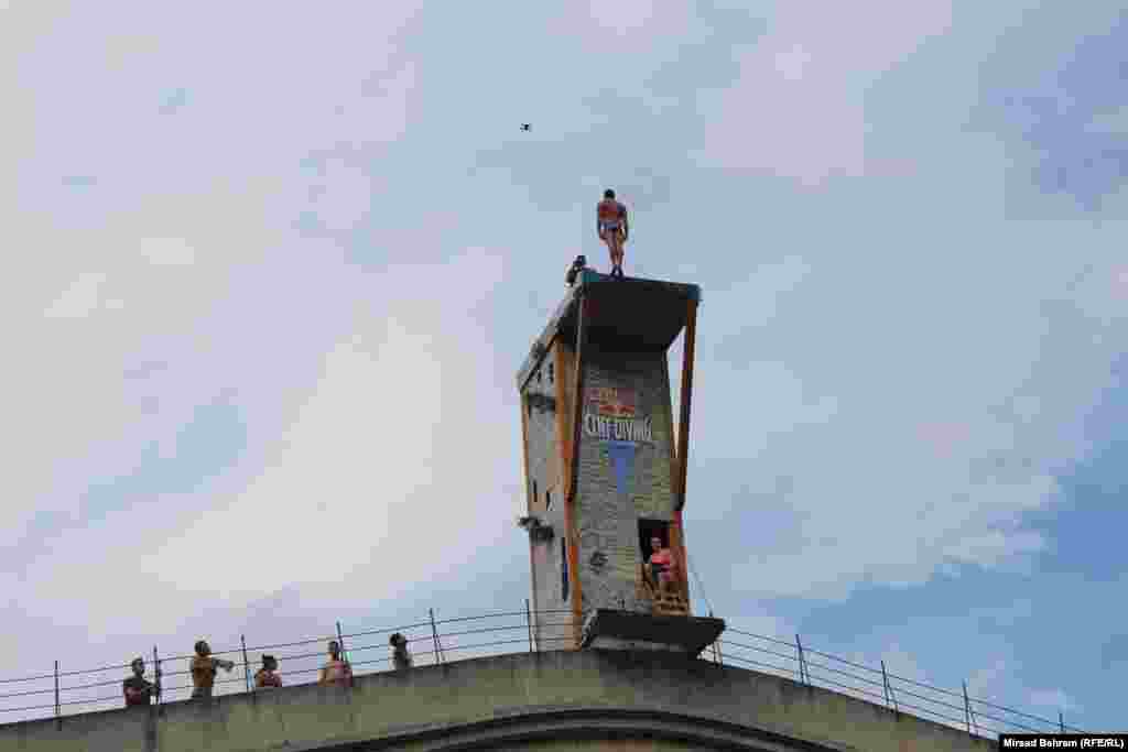 Muškarci skaču sa vrha, a žene sa donjeg dijela platforme.