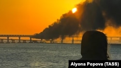 Пожар на Керченском мосту, возникший после атаки на рассвете 8 октября 2022 года