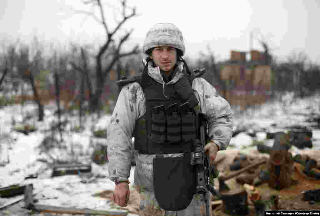 Vitalij, 25-godišnji vojnik, fotografisan je u blizini Avdijivke 2018. Rođen je kao siroče na istoku Ukrajine, a odgojila ga je baka. Vitalij je rekao fotografu Stepanovu da je njegovo najživlje sjećanje na rat bilo sudjelovanje u napadu na rudnik Butovka, kada je pomogao u pronalaženju unakaženih tijela ubijenih vojnika. Kaže da je nakon bitke ukrajinska vojska dvije sedmice granatirala rudnik kako bi spriječila separatiste da dođu do poginulih.