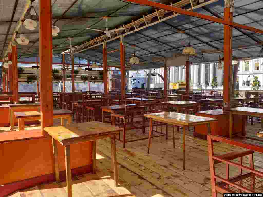 Zatvoreni kafići i restorani u jednom od skopskih tržnih centara zbog pandemije korona virusom, 20. mart, 2020. 