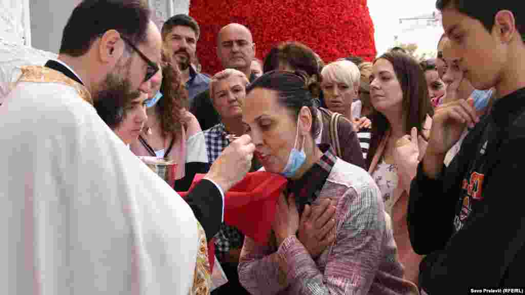 Sveštenstvo Mitropolije Srpske pravoslavne crkve u Crnoj Gori služilo je vaskršnju liturgiju u Hramu Hristovog Vaskrsenja u Podgorici a pričešćivanje je vršeno jednom kašičicom.