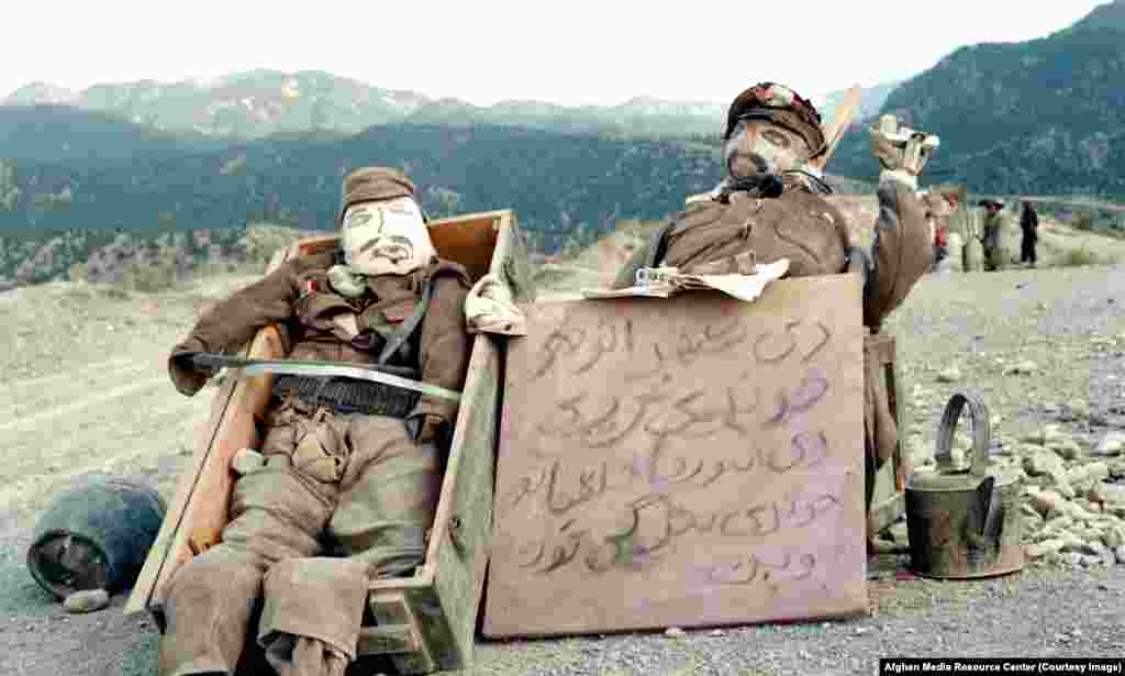 Lutke sovjetskih vojnika. Na natpisu piše “Sestre Šahr-e Nav (predgrađe Kabla) plaču dok se sestre komunista uljepšavaju pred njihovim očima.”