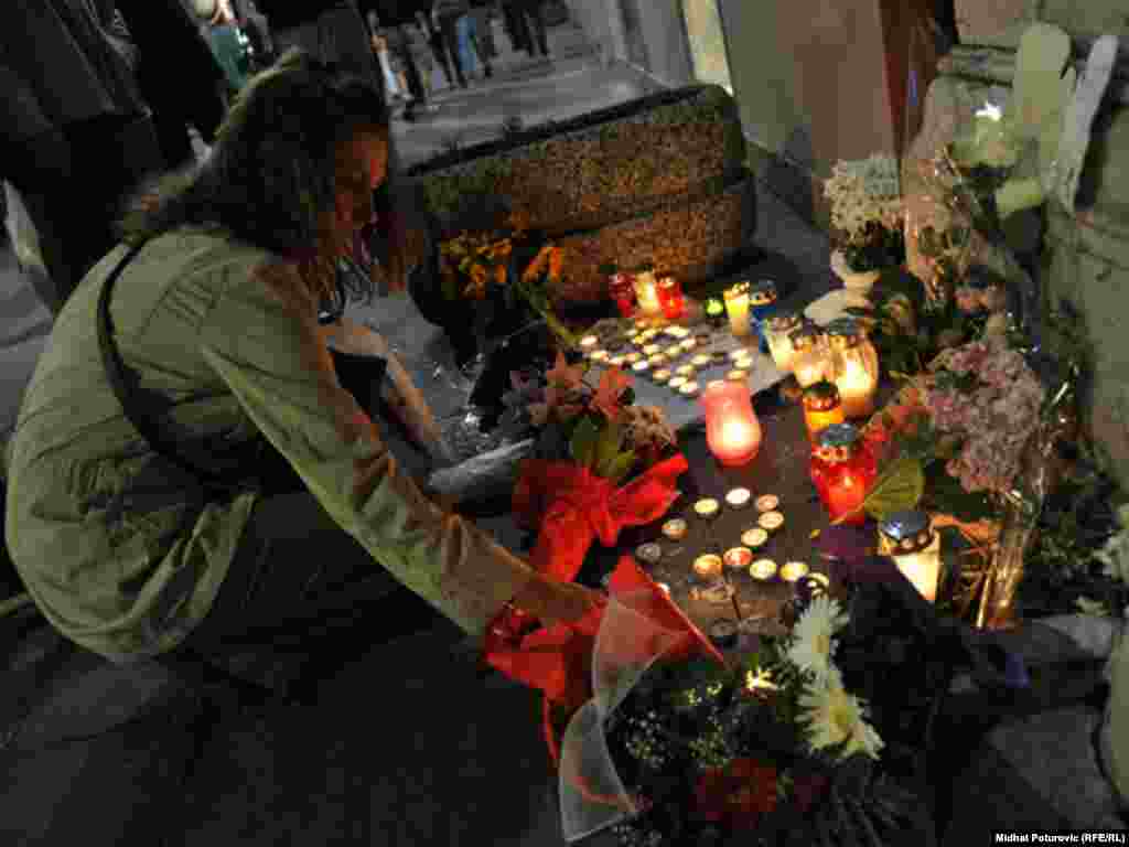 BiH - Građani Sarajeva odaju počast poginulima, ispred Ambasade Norveške, 24.07.2011. Foto: RSE / Midhat Poturović