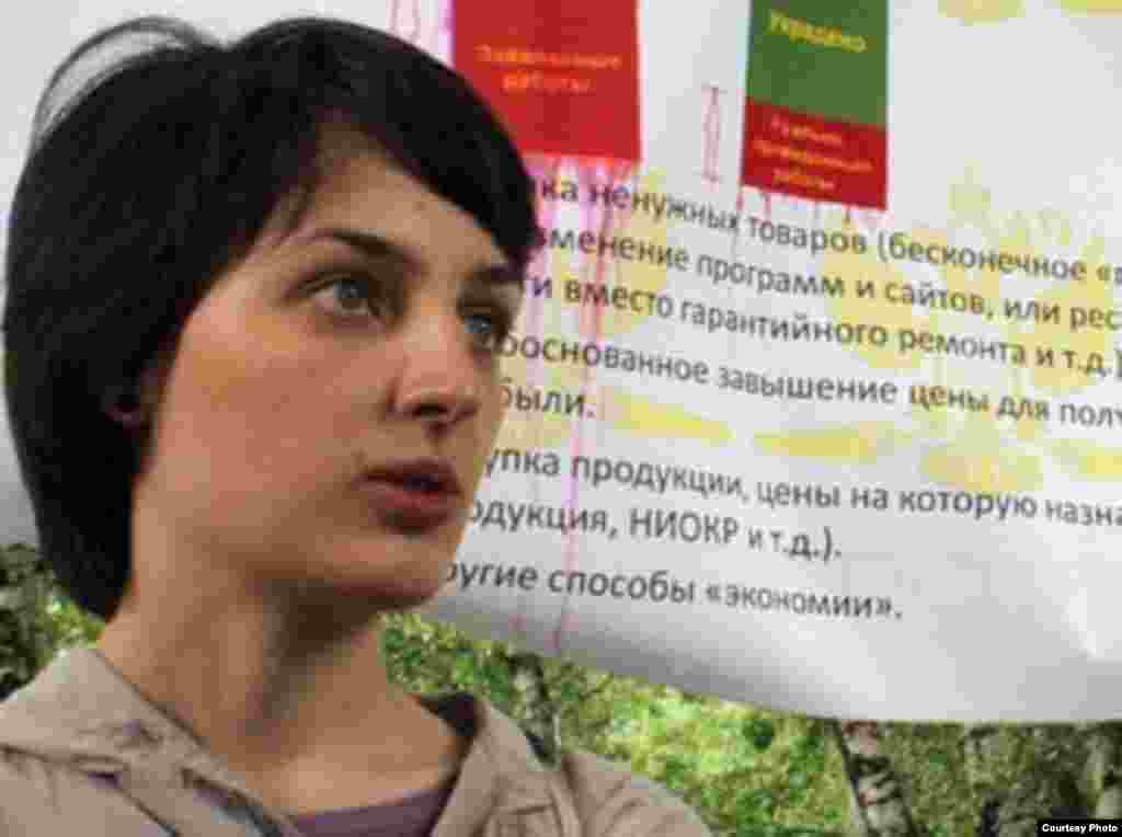 О письмах с угрозами, в которых ей обещали "повторение судьбы Маркелова и Бабуровой", рассказывала и журналистка "Новой" Елена Костюченко. Она известна своими репортажами из Чечни, в том числе – о преследовании в республике представителей ЛГБТ-сообщества