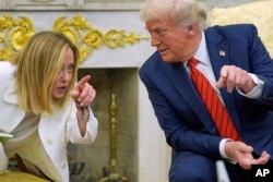 Giorgia Meloni la întâlnirea din 17 aprilie 2015 cu președintele american. Doamna Meloni este unul dintre puținii lideri europeni cu care Donald Trump are o bună comunicar, dată fiind și doctrina ultra-conservatoare cu care au câștigat alegerile în țările lor.