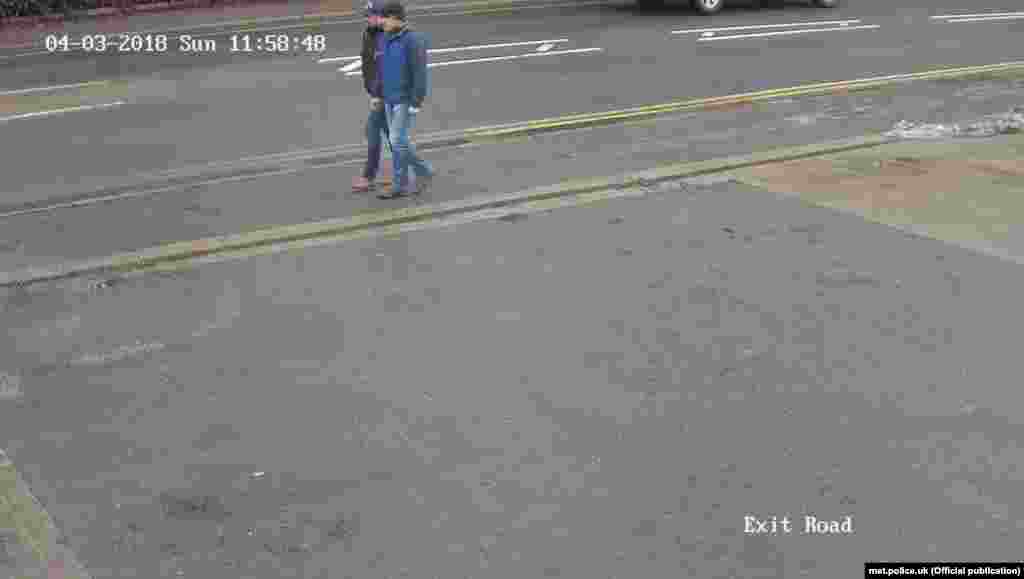 Подозреваемые на Уилтон-роуд в Солсбери 4 марта в 11:58 - в соответствии с данными полиции, непосредственно перед моментом, когда они применили яд. Кадр с камеры слежения. 