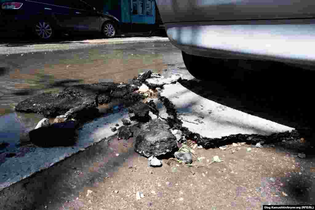 Куски асфальта люди сами переносили к тротуару