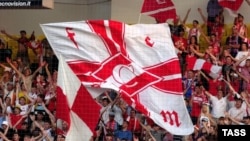 Фанату порой не так уж и важно, что написано на баннере, который он разворачивает на трибунах